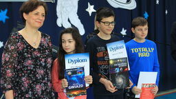 Zwycięzcy kosmicznych konkursów oraz koordynatorka festiwalu nauki, Urszula Zdrodowska
