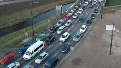 Przeciętna podróż przez miasto w porze popołudniowego szczytu wydłuża się z powodu zatorów średnio o 13 minut