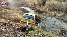 Seria wypadków na puławskich drogach. Citroen wpadł do rzeki 