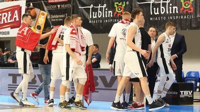 Puste trybuny na wielu arenach. Kolejne restrykcje związane z koronawirusem