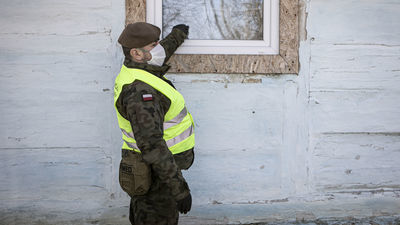 Żołnierze w czasie epidemii przywożą seniorom lekarstwa i obiad. "Bez nich bym sobie teraz nie poradziła"