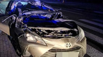 Przewoził ponad 16-metrowe drzewo na nieoświetlonej przyczepie. Uderzyła w nią osobówka