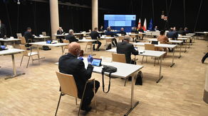 Podczas wczorajszej sesji zachowano środki ostrożności. Radni siedzieli przy pojedynczych stołach w ok. półtorametrowych odstępach. Niektórzy przyszli w maseczkach ochronnych i rękawiczkach