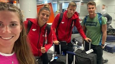 Kinga Wojtasik (druga z lewej) i Katarzyna Kociołek oraz ich ekipa