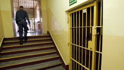 Nakaszlał na kobietę, która zwróciła uwagę, że powinien być na kwarantannie. Trafi do aresztu!