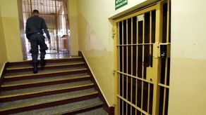 Nakaszlał na kobietę, która zwróciła uwagę, że powinien być na kwarantannie. Trafi do aresztu!