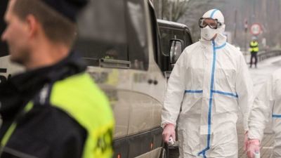 Pamiętajmy, że takie „żarty” niepotrzebnie angażują służby ratunkowe, które mogą być w tym samym czasie potrzebne do niesienia pomocy w innych miejscach, osobom rzeczywiście jej potrzebującym – przypominają policjanci