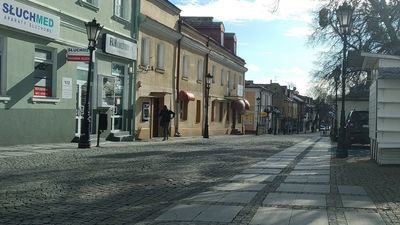 W centrum i na Starówce, gdzie zwykle kręci się wiele osób, nie ma spacerowiczów, ludzie przemieszczają się szybkim krokiem.