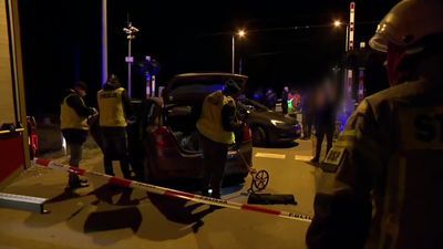 Ojciec z 8-letnim synem wjechał quadem wprost pod pociąg [wideo]