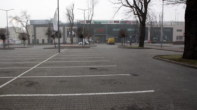 Pusty parking przed Galerią Zieloną