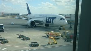 Wracający do kraju Polacy zwracają uwagę na niedopracowanie nowych przepisów. Po przekroczeniu polskiej granicy wszyscy (z wyjątkiem kierowców czy pracowników linii lotniczych) muszą się poddać 14-dniowej kwarantannie domowej. Nikt jednak nie zapewnia im bezpiecznego transportu do domu.
Na zdjęciu samolot LOT, który dziś przyleciał do Londynu