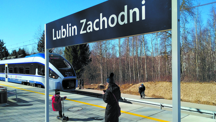 W niedzielę na nowo otwartym przystanku Lublin Zachodni więcej było spacerujących, którzy z chęcią fotografowali peron i zatrzymujące się na nim pociągi, niż pasażerów w wagonach