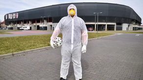 Według wirusologów, kibice pojawią się na trybunach sportowych aren najwcześniej w przyszłym roku