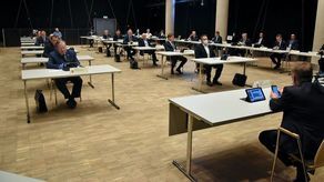 Sesja odbyła się bez udziału publiczności, a jej uczestnicy siedzieli przy oddzielnych stołach, ustawionych w ok. półtorametrowych odstępach