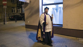 "Do samego końca. Mojego albo jej". Rozmowa z księdzem, który modli się na ulicach w centrum Lublina