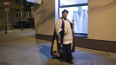 "Do samego końca. Mojego albo jej". Rozmowa z księdzem, który modli się na ulicach w centrum Lublina