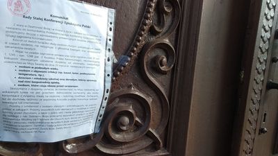 W Chełmie na drzwiach Bazyliki Narodzenia Najświętszej Marii Panny wierni także mogą znaleźć zalecenia Konferencji Episkopatu Polski, w których kapłani zachęcają osoby najbardziej zagrożone w sytuacji zakażenia koronawirusem SARS CoV-2, czyli: osoby starsze lub cierpiące na różne choroby, do pozostania w domu i łączności modlitewnej w przeżywaniu Eucharystii poprzez media: internet, radio lub telewizję.