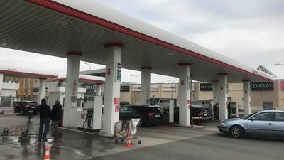 Spadają ceny paliw. Coraz tańsze tankowanie na stacjach [zdjęcia]