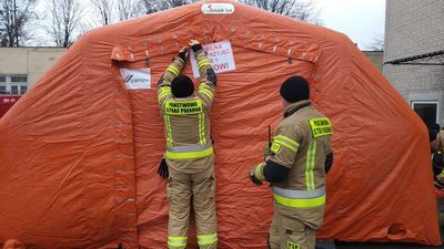 Mobilna izba przyjęć pod szpitalem wojewódzkim w Chełmie. Ćwiczyli na wypadek koronawirusa [zdjęcia]