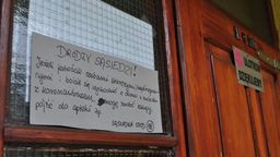 Informacja dla sąsiadów widniejąca na klatce w bloku przy ul. Popiełuszki