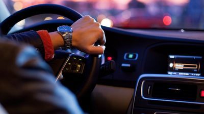 Samochód stał na środku ul. Brzeskiej w Lublinie. Głośna muzyka, a w środku śpiący kierowca