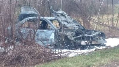 Auto uderzyło w słup energetyczny i doszczętnie spłonęło. Winę wzięła na siebie matka kierowcy