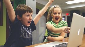 Bezpiecznie przed komputerem w czasie epidemii? Specjaliści radzą, jak to zrobić