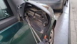 Biała Podlaska: Kopali w lusterka samochodów. Przyznali, że byli pijani