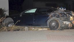 Miał być na kwarantannie. Rozbił po pijanemu bmw na ogrodzeniu