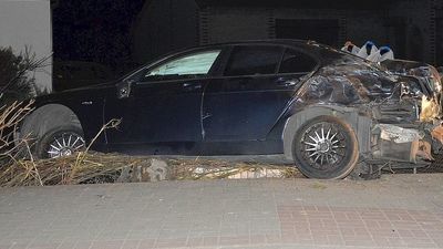 Miał być na kwarantannie. Rozbił po pijanemu bmw na ogrodzeniu