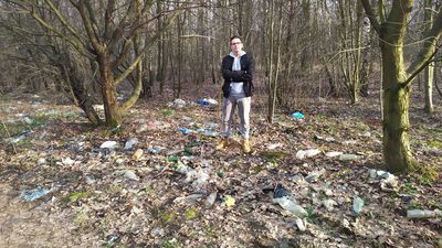 Dwójka licealistów spędziła weekend na sprzątaniu lasu. „Nie moje śmieci, ale moje miasto i planeta”