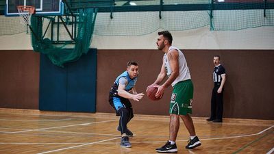 Marian Zaj (w niebiesko-czarnym stroju) to jedna z największych gwiazd LNBA