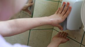 W Szkole Podstawowej nr 34 w Lublinie mydło jest we wszystkich łazienkach. Na ścianach są też specjalne instrukcje w jaki sposób prawidłowo myć ręce