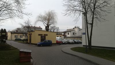 Jedna z niedziałających latarni, na łuku drogi między blokiem przy ul. 1 Maja 85, a budynkiem przy ul. Cichej 6.