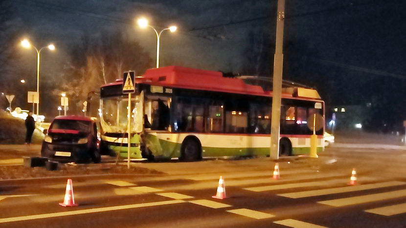 Wypadek na ul. Granitowej w Lublinie. Samochód dostawczy