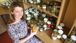 Dr hab. n. farm. Agnieszka Ludwiczuk
Adiunkt w Samodzielnej Pracowni Chemii Produktów Pochodzenia Naturalnego UM w Lublinie. Absolwentka chemii UMCS w Lublinie. Specjalność: farmakognozja, analiza fitochemiczna. Zajmuje się badaniem składu chemicznego roślin leczniczych, izolacją poszczególnych składników roślinnych oraz badaniem ich aktywności biologicznej. Szczególnie bliskie są jej rośliny aromatyczne, a także wątrobowce, które są jedną z najmniej znanych grup roślin z gromady mszaków