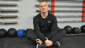 Trener crossfitu tłumaczy jak prawidłowo ćwiczyć w domu