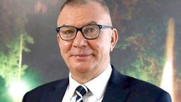 Sam pomysł różnicowania wysokości minimalnego wynagrodzenia w zależności od zarobków w powiatach już robi swoje, zwracając uwagę polityków na zróżnicowanie warunków prowadzenia przedsiębiorstw w różnych regionach Polski i pogłębiające się podziały na Polskę powiatową i metropolie - mówi Adam Abramowicz, Rzecznik Małych i Średnich Przedsiębiorców