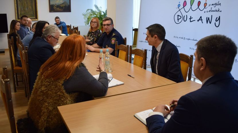 Władze miasta rozmawiały dzisiaj o tym, jak zminimalizować ryzyko zachorowań na koronawirusa wśród mieszkańców Puław
