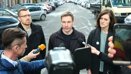 Działacze LRM krytykują między innymi nowoczesne oświetlenie, wycinkę pięciu drzew, czy rozmieszczenie ławek. Od lewej: Krzysztof Kowalik, Szymon Pietrasiewicz, Magdalena Długosz

 