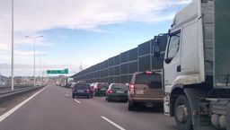 Droga jest całkowicie zablokowana, kierowcy muszą jechać objazdami