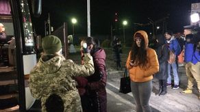 – Wynajęliśmy w firmie z Białopola autokar, który zaczął wozić podróżnych na ukraińską stronę granicy – mówi konsul Stanisław Adamiak