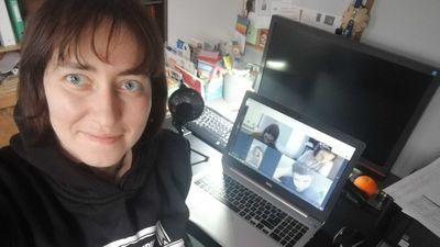 dr Barbara Ostrowska, nauczycielka psychologii i teorii wiedzy w programie dyplomowym matury międzynarodowej w liceum Paderewski w Lublinie w trakcie czwartkowego sprawdzianu on-line z psychologii. W tle (na ekranie monitora) uczniowie piszący sprawdzian.