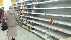 Koronawirus: Towary znikają z półek w lubelskich sklepach. "Takie rzeczy widziałam tylko na zdjęciach z lat 80."