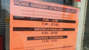 Biedronka, Lidl, Stokrotka. Nowe godziny otwarcia sklepów. Niektóre z przerwą w ciągu dnia, a seniorzy pierwsi przy kasie
