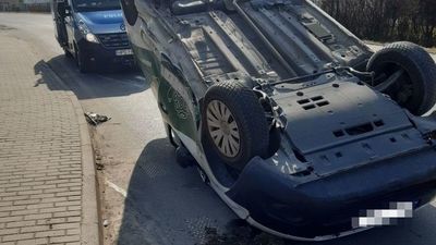 Wypadek pod Chełmem. Opel staranował citroena, który przewrócił się na skrzyżowaniu