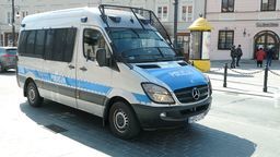 Radiowóz jeżdżący po Lublinie z apelem do mieszkańców o pozostawanie w domach