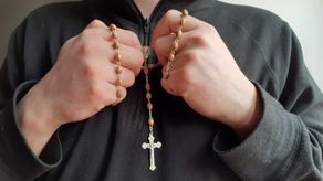 Biskup poprosił też o wiernych o to by w swoich domach modlili się na różańcu "w intencji osób chorych, tych którzy się nimi opiekują, jak również służb medycznych i sanitarnych”.