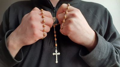 Biskup poprosił też o wiernych o to by w swoich domach modlili się na różańcu "w intencji osób chorych, tych którzy się nimi opiekują, jak również służb medycznych i sanitarnych”.