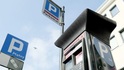 Kara za parkowanie bez biletu wzrośnie dwukrotnie, do stawki 100 zł. Na łagodniejsze potraktowanie będzie mógł liczyć kierowca, który przekroczy opłacony czas postoju, ale zapłaci „mandat” w ciągu siedmiu dni, bo w takim przypadku będzie musiał wyłożyć tylko 50 zł.